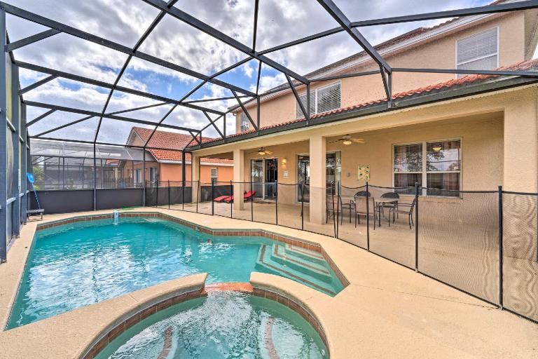 Spacious Family Home w/ Spa in Davenport! - B&B Davenport