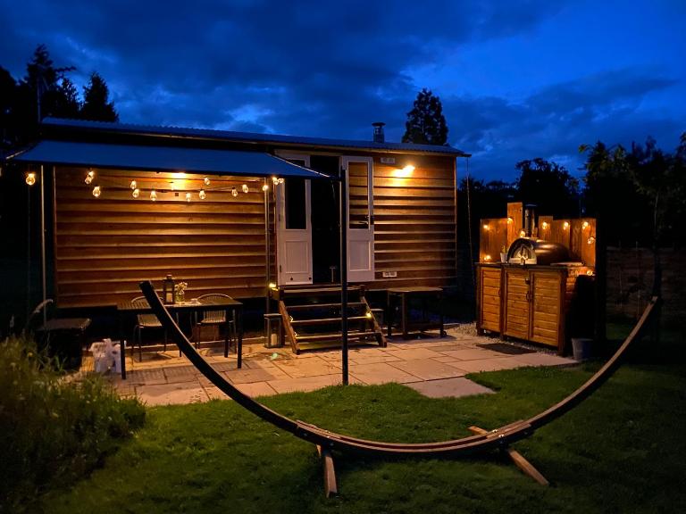 Poachers Hut at Keepers Cottage - Hot Tub & Pizza Oven - Trossachs - B&B Port of Menteith