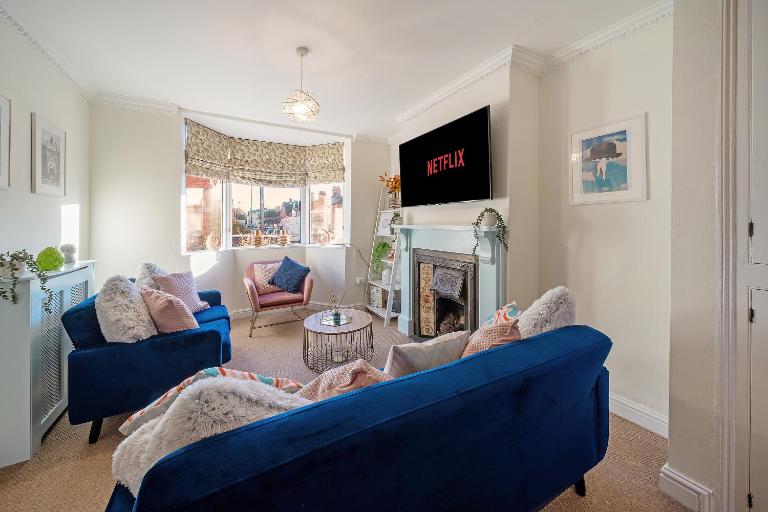 Cotswolds - 3 bed house, with Garden, WiFi - Esho Stays - B&B Cirencester