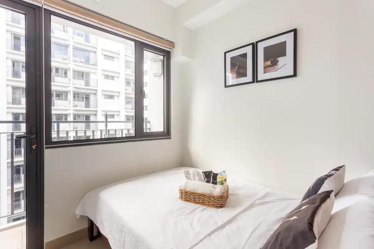 Shore 2 Apartment with Balcony - B&B Manila