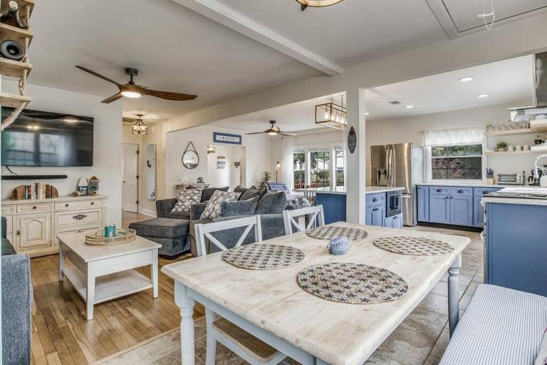 The East Hill Escape, A Bay View Beachy Cottage - B&B Pensacola