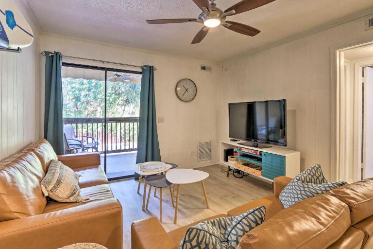 Hilton Head Condo w/ Covered Balcony + Pool Access - Bed and Breakfast Hilton Head