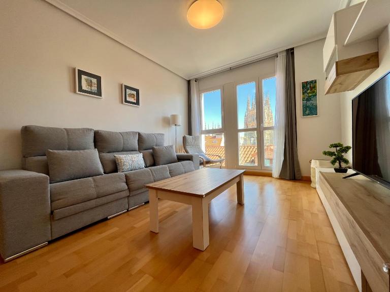 AtuaireHome La Catedral en el salón con parking incluido - B&B Burgos