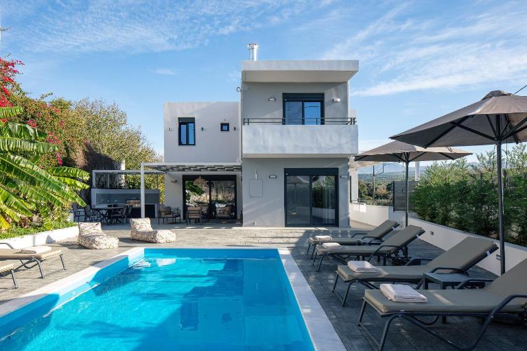 Newly Renovated Queen Bee Villa, with Private Pool & Ping-Pong table - B&B Prínos