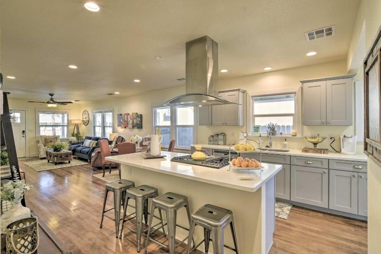 Ideally Located Chico Home - Fire Pit & Grill - Bed and Breakfast Chico