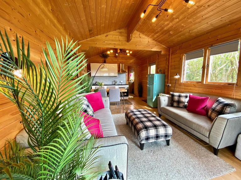 Yealm Cabin Self Catering Log Cabin in Devon with Hot Tub - B&B Plymouth
