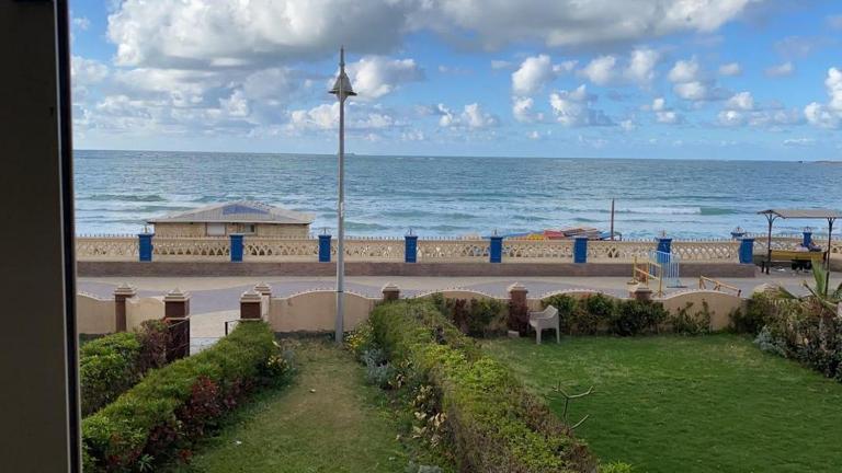 Renovated super Lux Apartment Chalet Direct sea view 2 bed rooms in Alexandria Al Mamourah شاليه الترا لوكس شاطىء المعموره الاسكندريه دور اول على البحر مباشره مع كارنيهات الدخول طوال السنه و الشاطىء الخاص من اول مايو لنهايه اكتوبر للعائلات فقط - B&B Alexandria