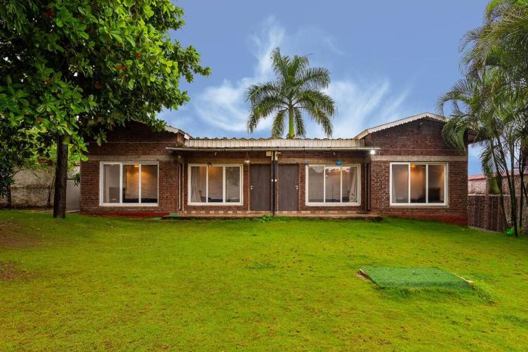 Stay Leisurely Country House, 4BHK Pool Karjat - B&B Karjat