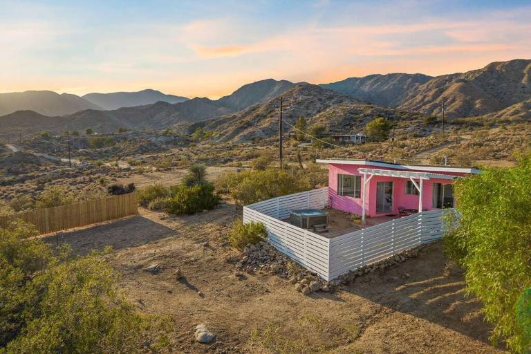 Lil Pink - Million Dollar Views on 2 acres! - B&B Morongo Valley