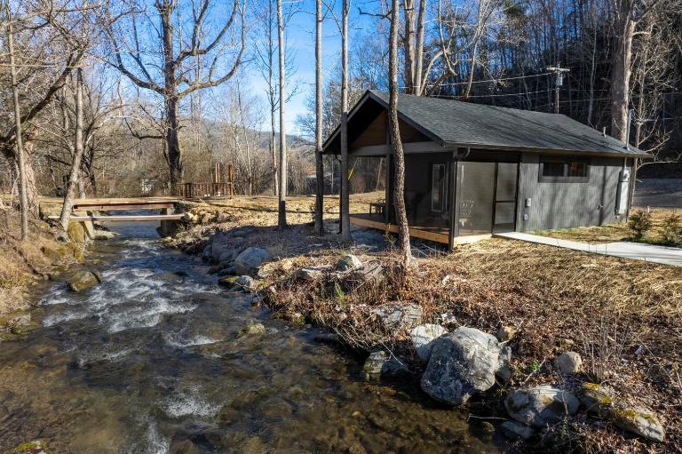 The Cottage At Greenbriar Creek - Pickleball Court, Creek, WIFI, Mountain Views, Starting at 79" - B&B Cosby