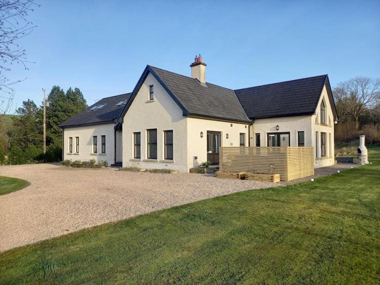 Kilskeery Lodge, modern country house with hot tub - Chambres d'hôtes Kilskeery