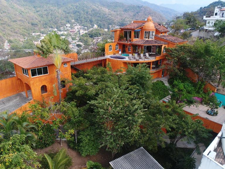 Casa Lorenzo Orange Sunsets, Lush Landscape, Intown, Privacy - B&B Puerto Vallarta