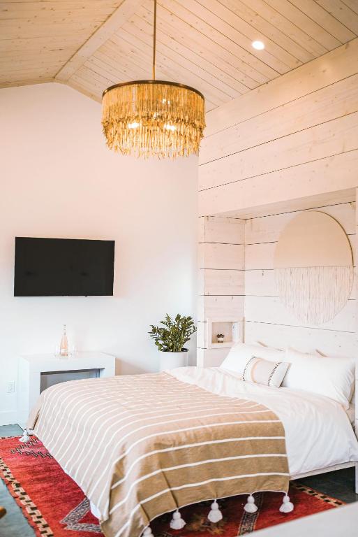 Funboard Room includes King Bed and Mini Kitchenette - B&B Stinson Beach