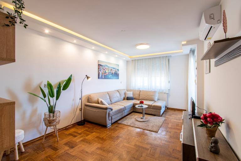 Flexible SelfCheckIns 43 - Zagreb - Luxury - Parking - Loggia - Brand New - B&B Zagreb
