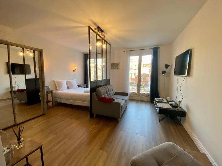Le Verlaine, studio en centre ville à deux minutes des plages - B&B Menton