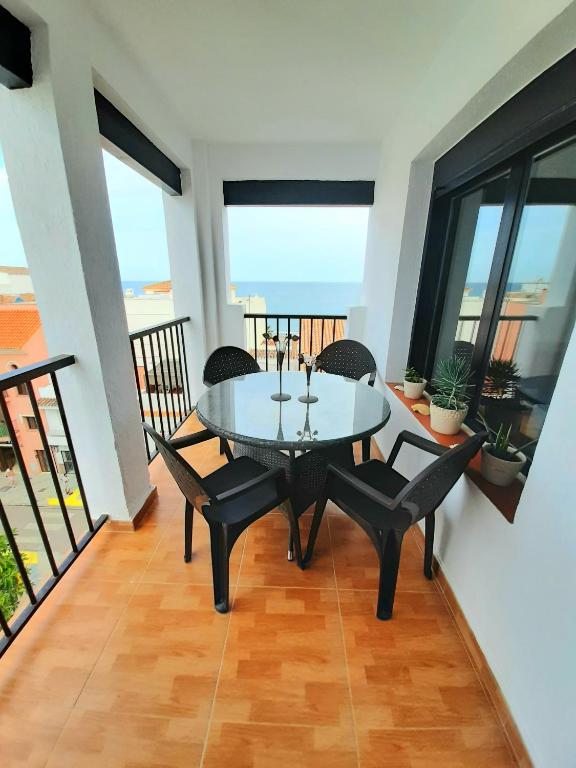 Beachfront Penthouse 3BR I 30m to Beach I Swimming Pool I Walk to Duquesa, Restaurants I Close to Golf - B&B San Luis de Sabinillas