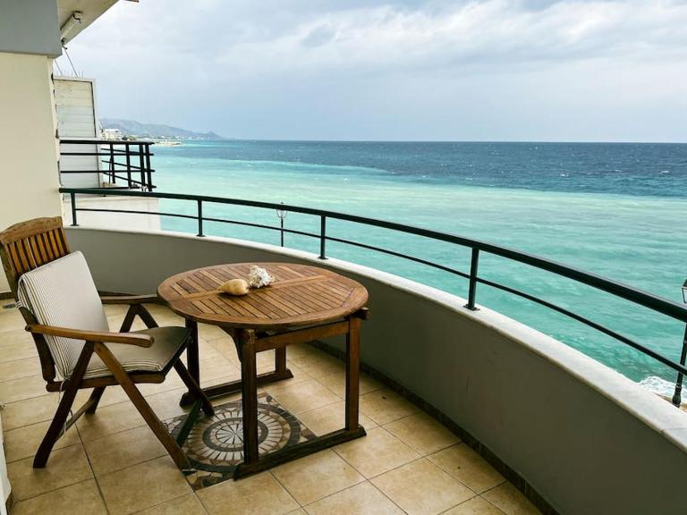BLUE CAVE LUXURY MAISONETTE View to the Corinthian Sea - B&B Xylokastro