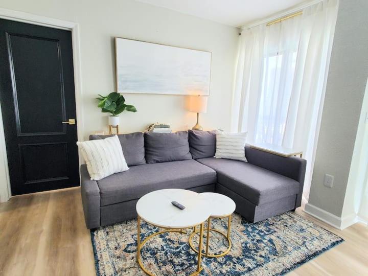 Remodeled 2BD/2BA Condo mins from Universal Studio - Chambres d'hôtes Orlando