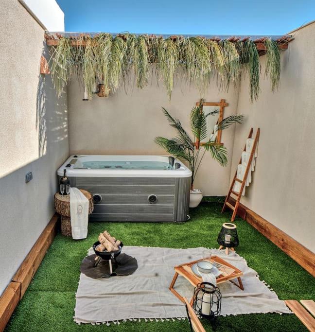 Suite con Jacuzzi en la montaña. - B&B Llombai