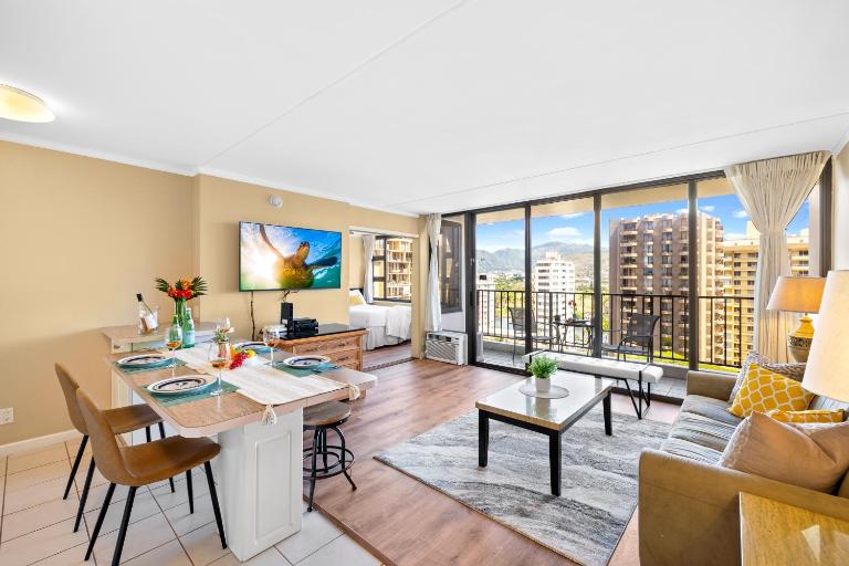 12Fl Renovated with Mountain View, Lanai and Parking - Ferienwohnung Honolulu