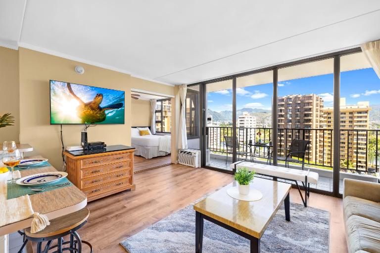 12Fl Waikiki banyan condo with balcony, pool, & parking - B&B Honolulu