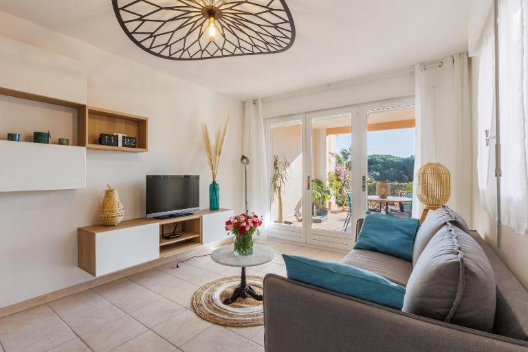 Appartement avec jardin, clim & piscine - Proche plages et randos, parking privé - La Girelle - Bed and Breakfast Hyères