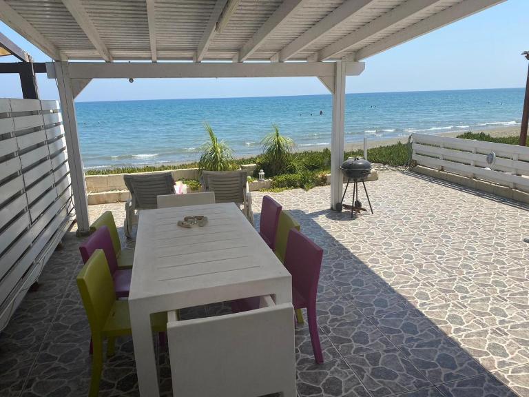 Seafront Beach House - B&B Meneou
