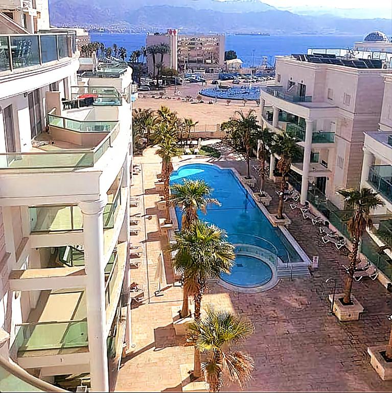 Milana's Deluxe with big patio and pool - Chambres d'hôtes Eilat