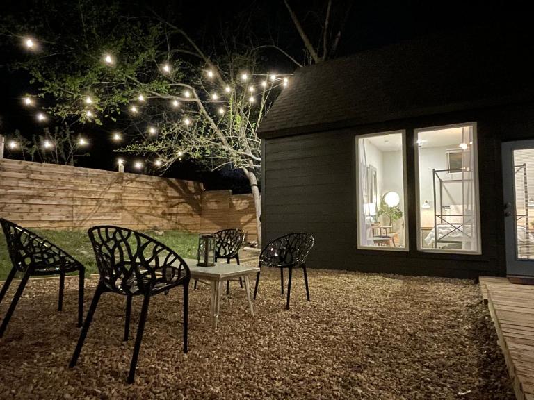 Downtown Views, Rooftop Deck, Pets - B&B Dallas