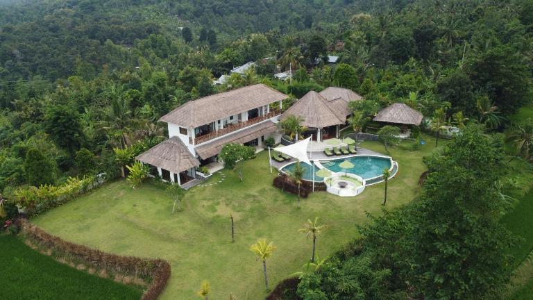 Villa Ravenala, Sumptuous 5BR Luxury Villa 10min away from Lovina in the North of Bali - B&B Lovina