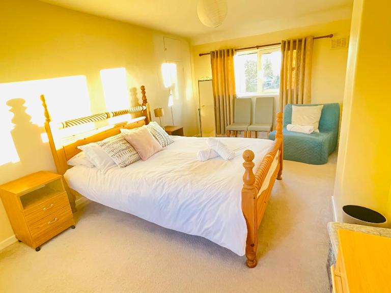 St Ives, King Bed Cosy home, parking, fast Wi Fi - B&B Saint Ives