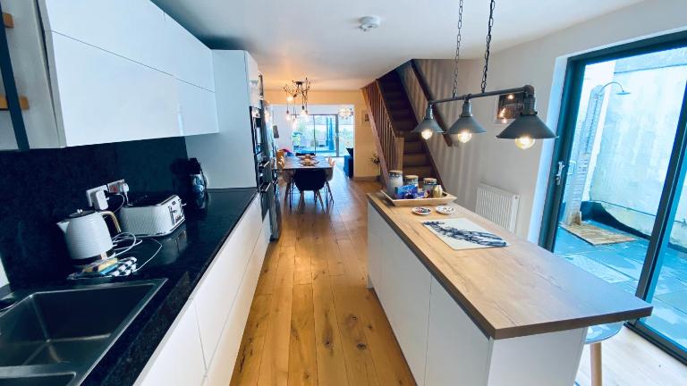 Tregenna House - St Ives, A Beautiful Newly Refurbished 4 Bedroom Family Town House With Alfresco Dining Garden and Private Parking Spaces - Chambres d'hôtes St Ives
