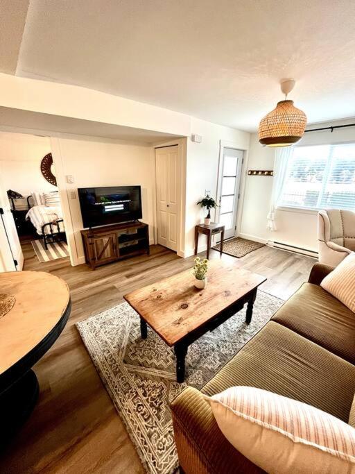 Cozy Lakeview Suite - B&B Victoria