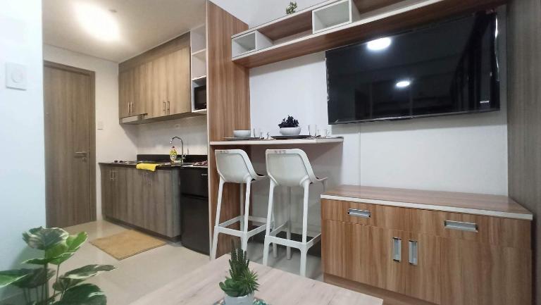 Cozy 1Br with Netflix & Balcony Pool View Condo - B&B Manila