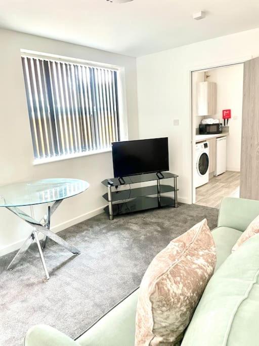 2.Superb Serviced Apartment - free on road parking - B&B Birmingham