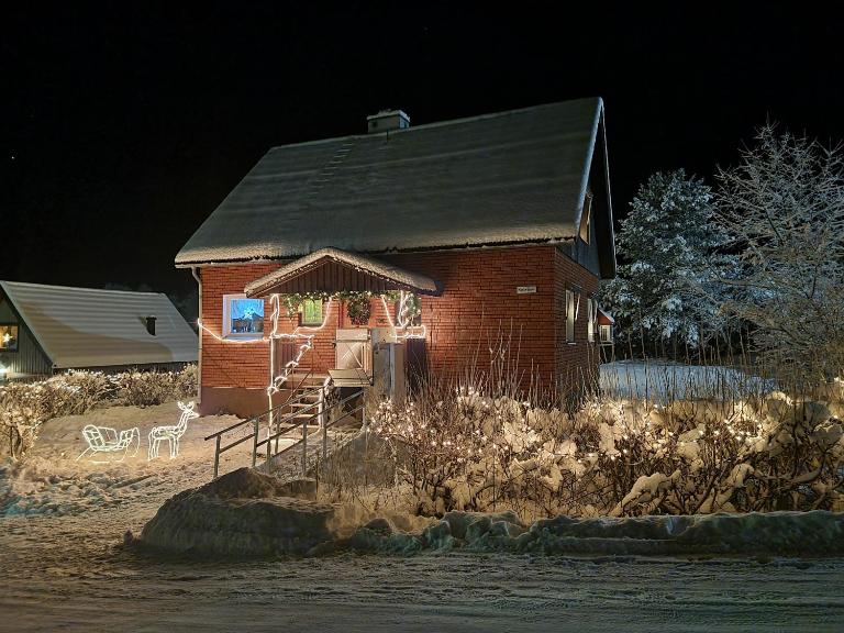 Cozy house in heart of Swedish Lapland - B&B Vuollerim