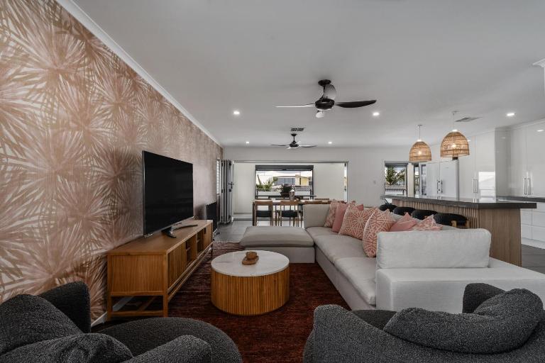 4BR Nimolanca Partial Ocean View at Kings Beach - B&B Caloundra