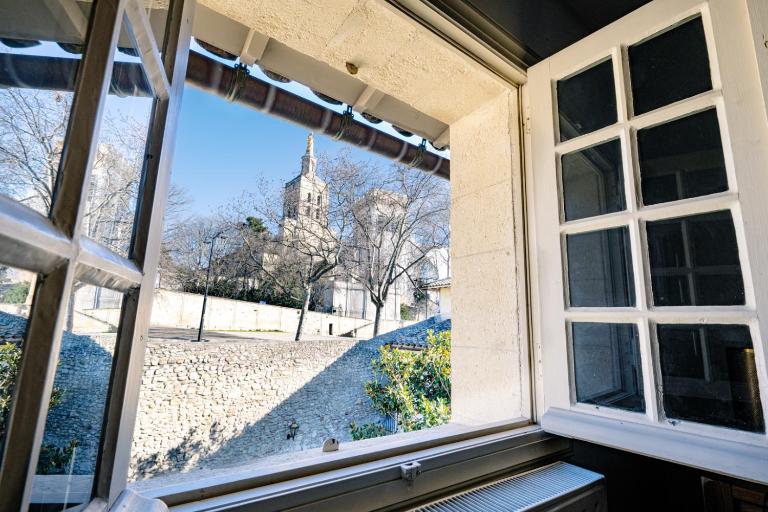 La lucarne du palais - place du Palais des papes Wifi climatisation Parking - Bed and Breakfast Avignon