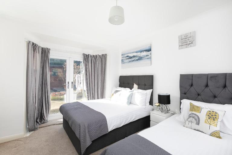 Skyvillion - London Enfield 4 Bedroom Cosy House Free Parking Garden - B&B Enfield Lock