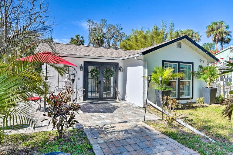 Florida Getaway w/ Patio ~ 3 Mi to Beaches! - Bed and Breakfast New Smyrna Beach