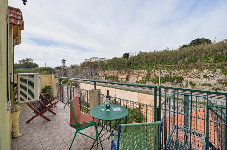Bright Apt w Balcony, AC, Parking, By TimeCooler - Bed and Breakfast Lissabon