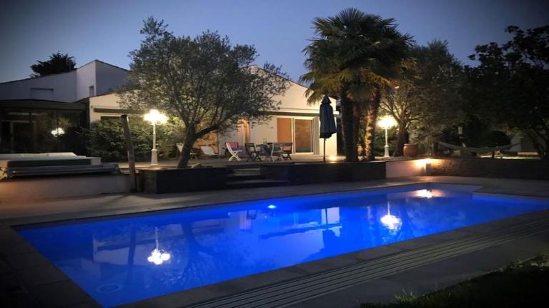 Adorable Guest House avec balnéo et piscine - Bed and Breakfast Olonne-sur-Mer