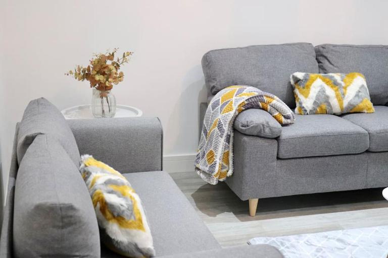 Contemporary & Stylish House . FREE Parking - B&B Bayston Hill