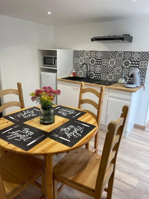 Appart 2 pièces 35m2,centre ville, parking gratuit - Bed and Breakfast Bourges