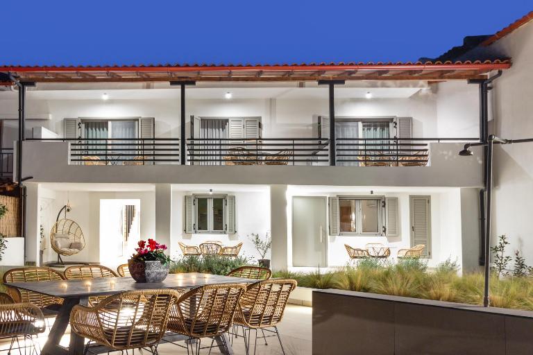 Araliki Suites - Bed and Breakfast Polychrono