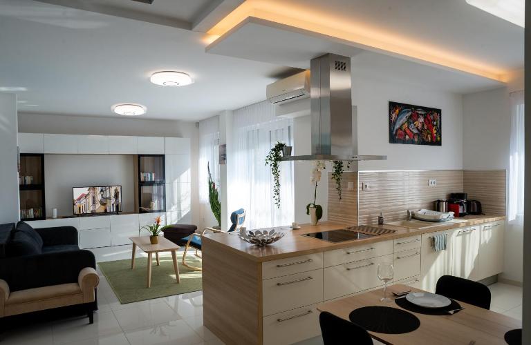 Sunshine Apartman with Free Parking - B&B Győr