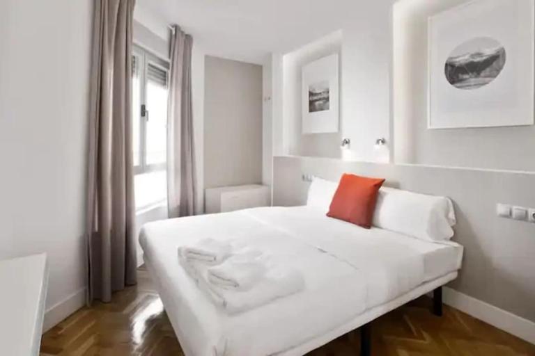 Gran Via by RegalateMadrid - B&B Madrid