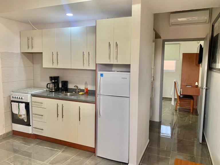 1 Bed Apartment Sleeps 2 - Pool Parking Wifi - Ferienwohnung Noord