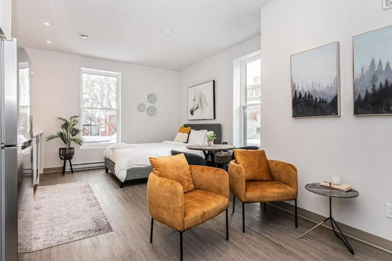 Amazing New Apartment Close to Mount Royal Le Plateau by Denstays - B&B Montreal