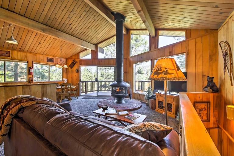 5 Mi to Big Bear Mtn Resort: Cozy Cabin w/ Deck - Ferienwohnung Big Bear City